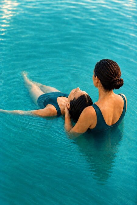 2 Frauen im Wasser