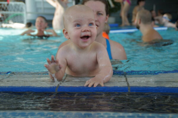 Lina lacht am Beckenrand