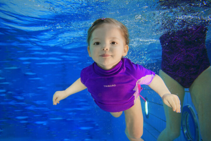 Eltern-Kind-Schwimmen ist ein dynamisches Angebot, um die Wassersicherheit der Kleinkinder zu fördern. Auf das Erlernen der eigenständigen Selbstrettung wird hier ein besonderes Augenmerk gelegt.
