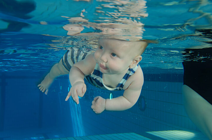 Unser Babyschwimmen unterstützt die motorische Entwicklung durch spezielle Übungen und Reize. Wir nutzen die Eigenschaften des Wassers, um die Kinder kraftvoll und gesund durch Wassertraining aufwachsen zu lassen.